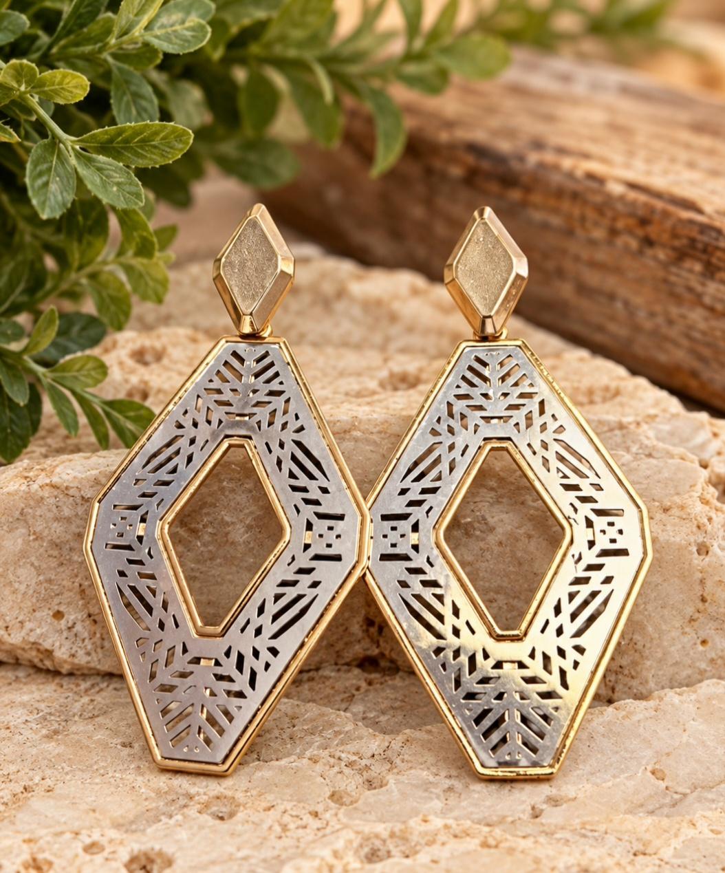 Gold and silver earrring