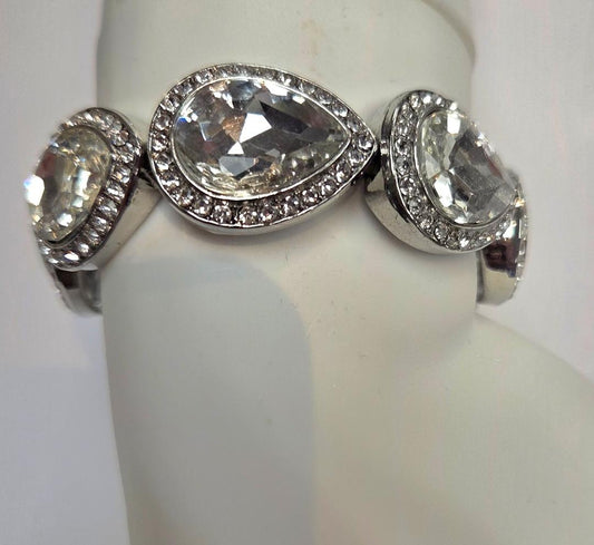 Teardrop stone bracelet