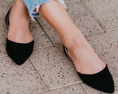 Black pointed flat